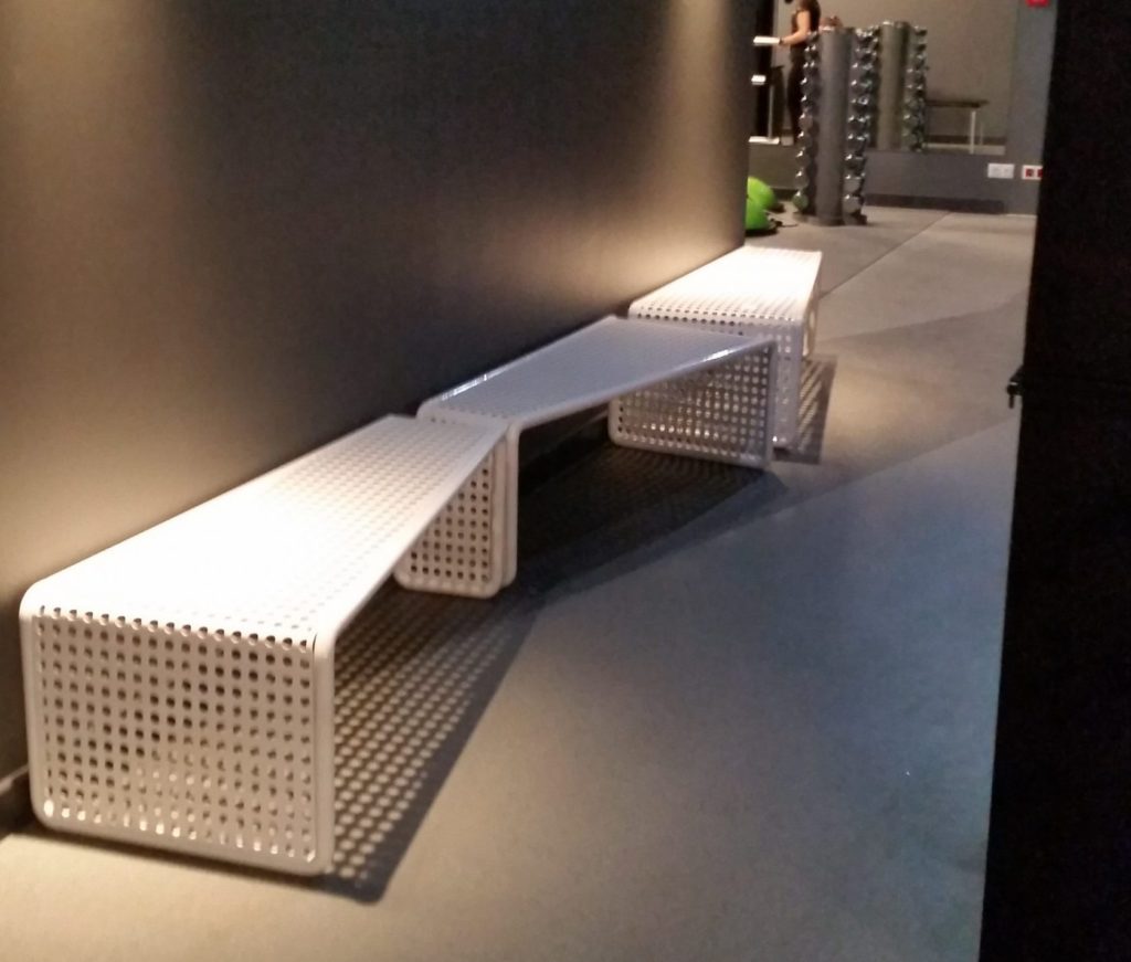 Architektura stalowa - ławki wykonane wg projektu w stylu nowoczesnym