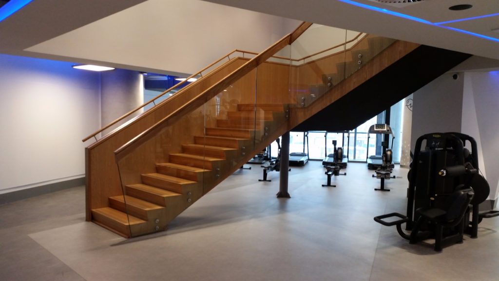 Usługi stolarskie - schody wewnętrzne drewniane z przeszkloną balustradą