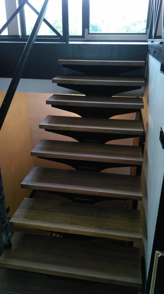 Otwarte schody wewnętrzne z balustradą metalową