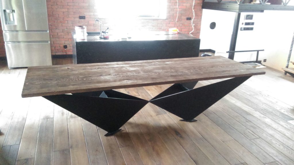 Stół drewniano-metalowy, autorski projekt