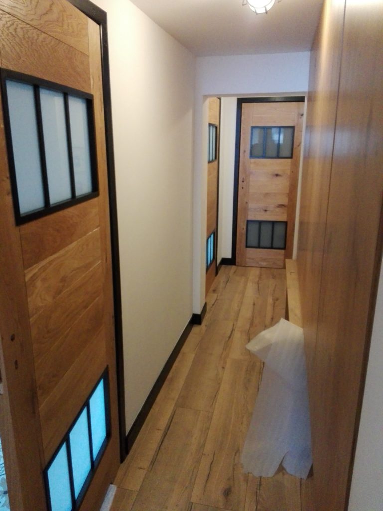 Drzwi drewniane fornirowane dopasowane do całości projektu