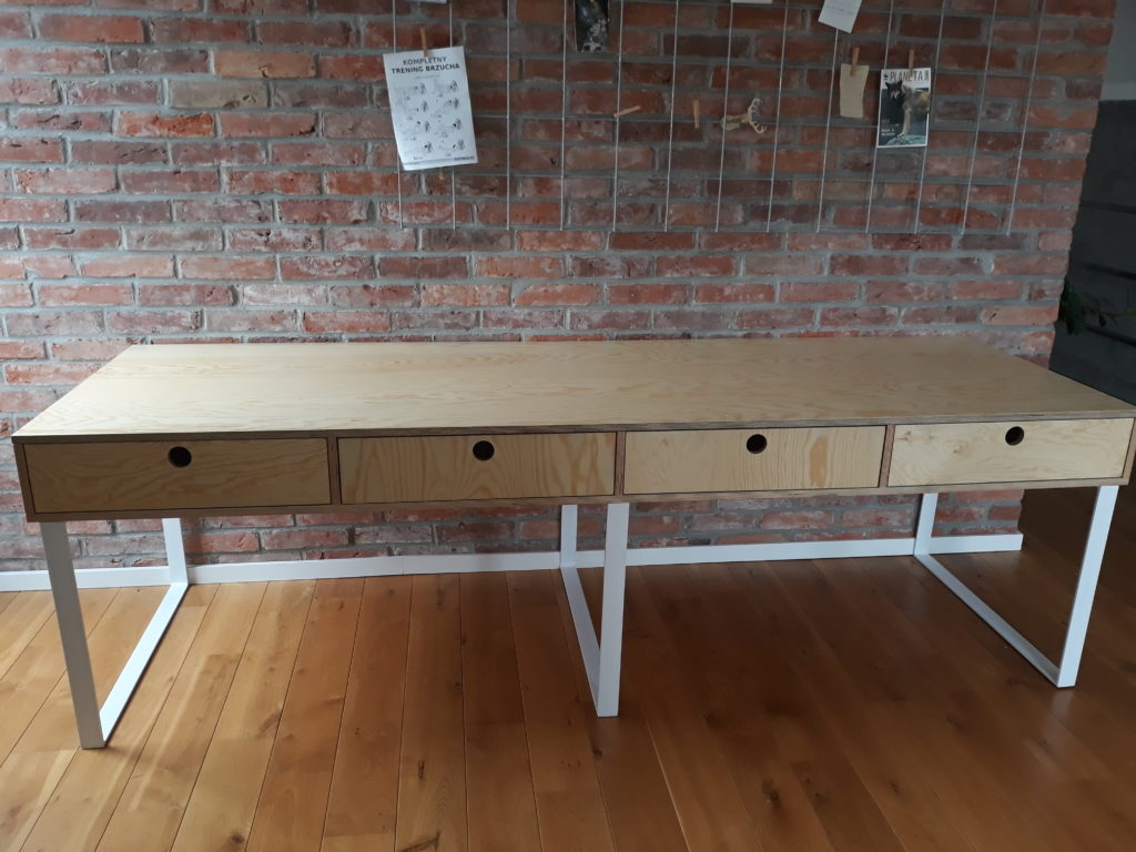 Podwójne biurko z drewna oraz metalu do pracowni