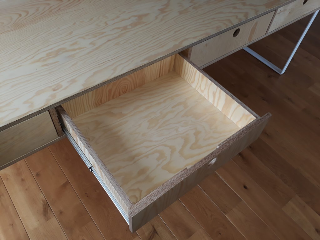 Drewniane szuflady w biurku